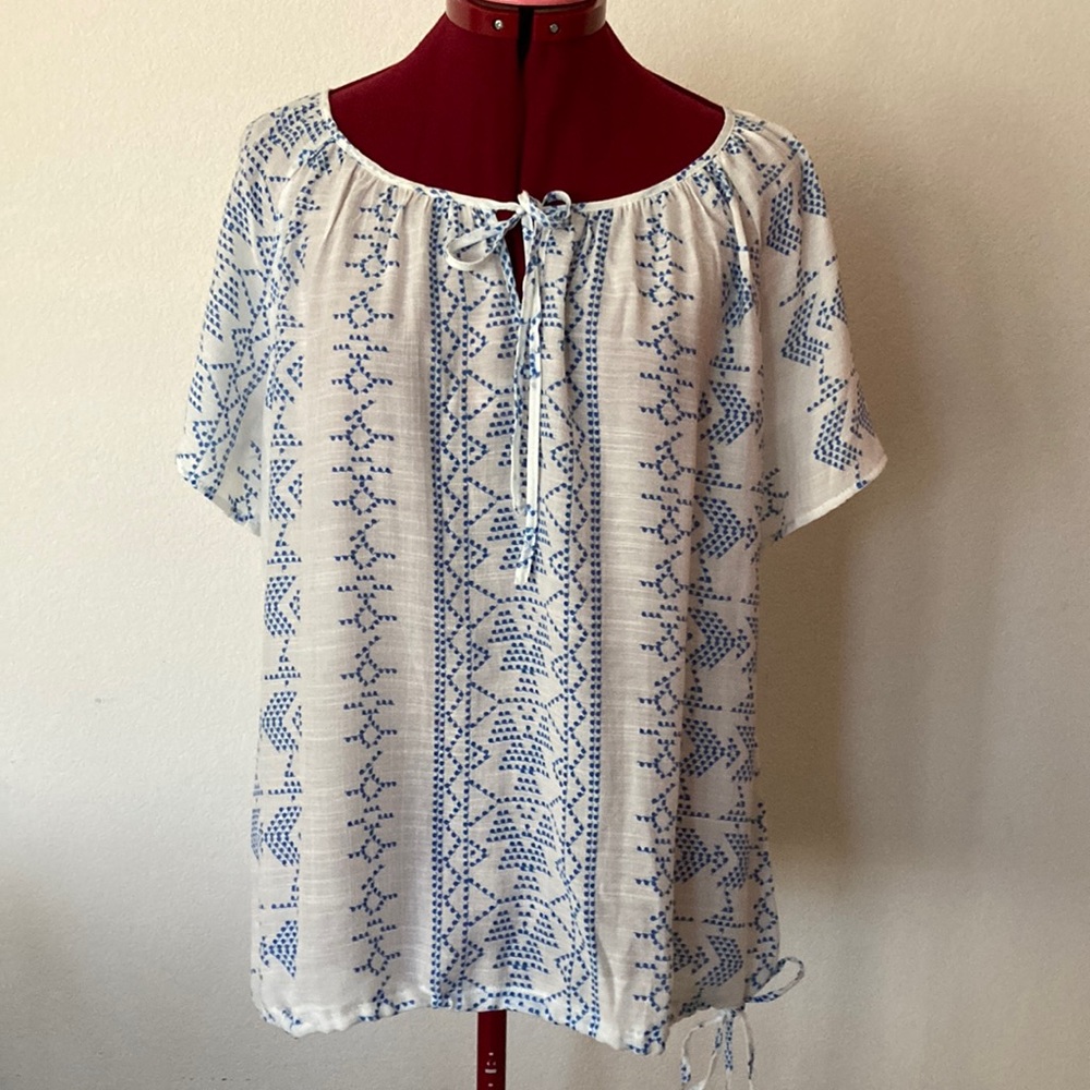 St. John’s Bay white blue print short sleeves blouse 63%rayon 37%polyester